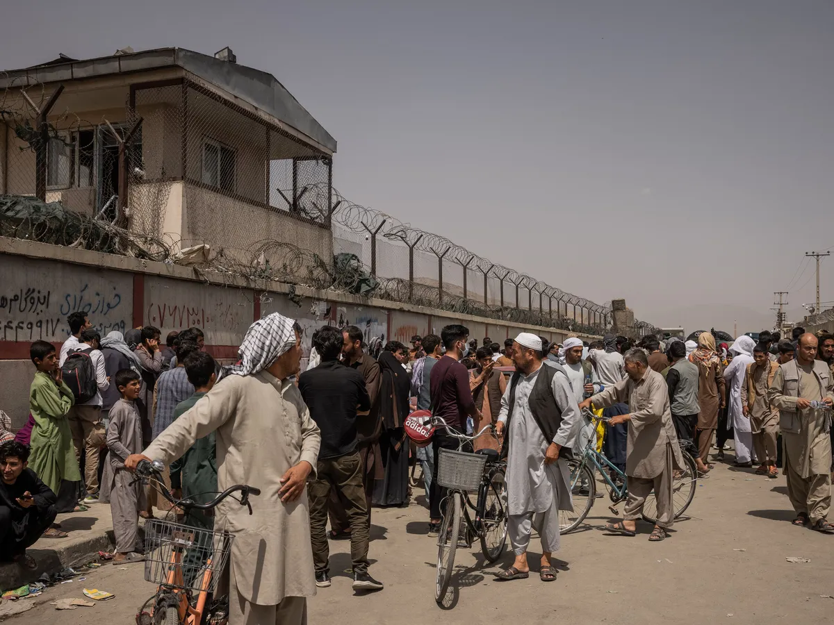 Disperare, pe aeroportul din Kabul: mii de afgani, blocați între talibani și americani. / Foto: nytimes.com
