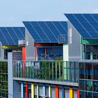 OAZĂ VERDE Panourile solare, împreună cu grădinile din balcoane și cele verticale, împânzesc peisajul în comunitatea ecologică Vauban din Freiburg