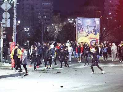 Protestele anti-restricții nu au fost lipsite de violență, lozinci xenofobe și trivializarea Holocaustului - Foto: INQUAM PHOTOS/ Bogdan Ioan Buda