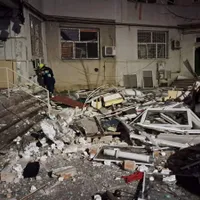 O explozie la un bloc din Brăila a distrus 16 apartamente și mașini. O grădiniță a fost afectată Foto: ISU Brăila