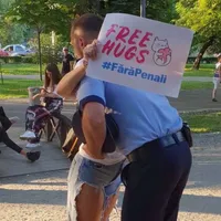 Îmbrățișarea dintre polițist și voluntară a fost publicată pe pagina de Facebook „Fără penali în funcții publice”