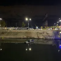 Un SUV Range Rover a plonjat în Dâmbovița. / Foto: infotraficromania.ro