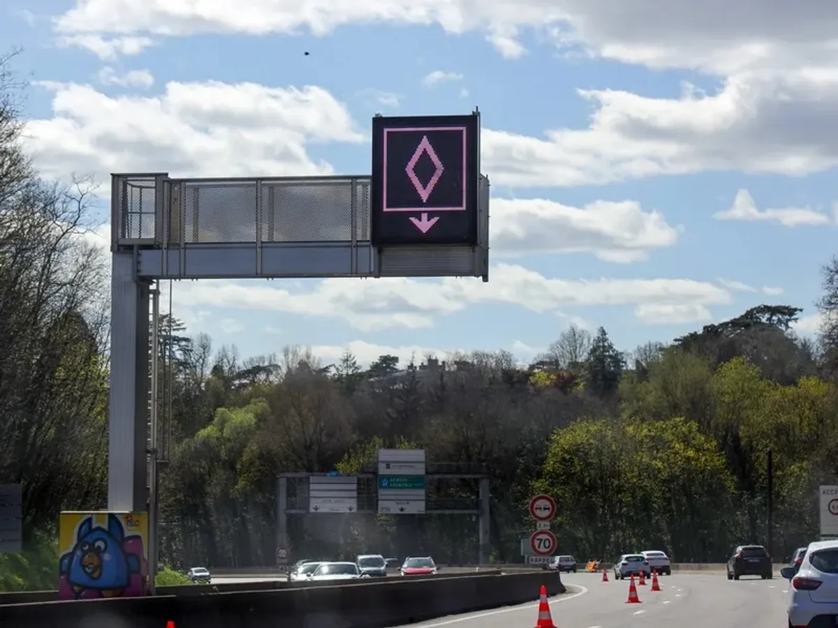 Ungaria introduce un nou semn pentru șoferi, ca în Franța ori Elveția. Ce trebuie să faci dacă îl întâlnești?