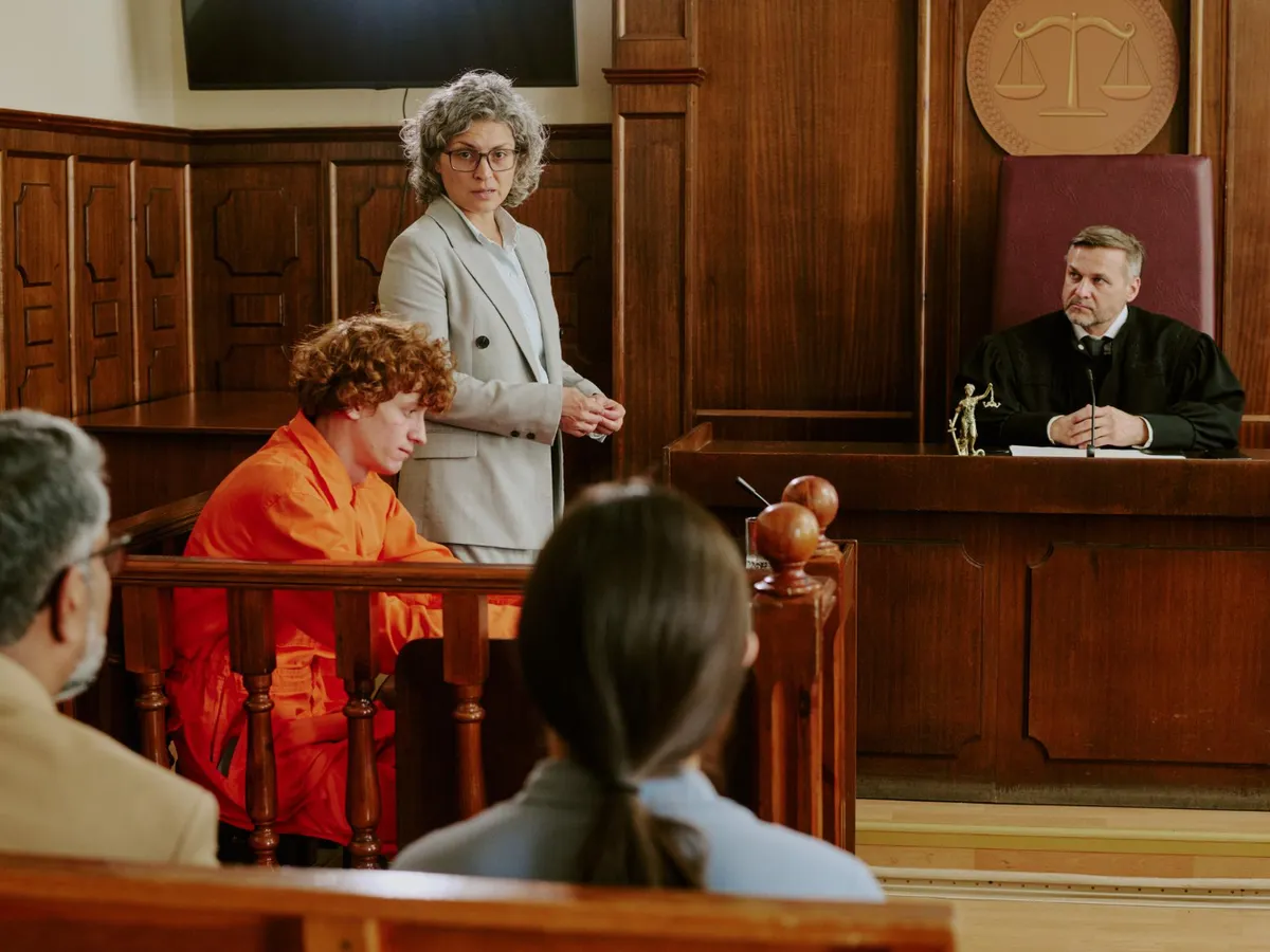 Curtea unui tribunal - Foto: Freepik