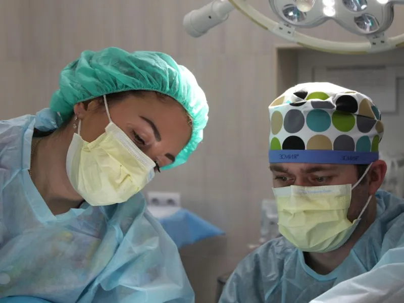 Medici concentraţi, în timpul unei operaţii - Foto: Pexels/Павел Сорокин