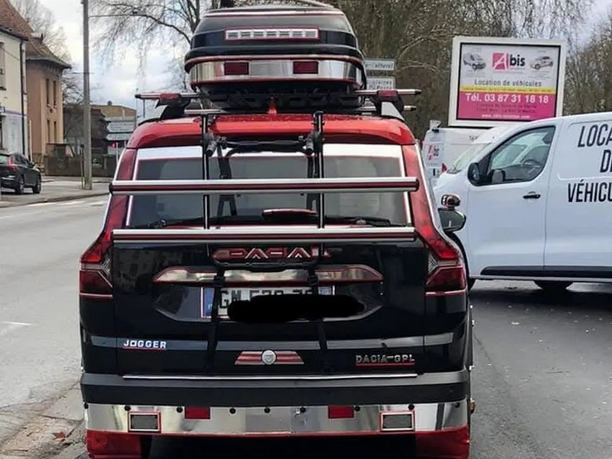 „Tuning”: Cum a transformat un șofer din Franța o Dacia Jogger în „culmea kitsch”-ului - Foto: Facebook/Dacia Duster Trails & Technical