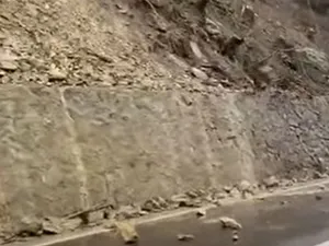 DN7 a fost închis, pe Valea Oltului, în zona localităţii Câineni, din cauza căderilor de pietre - Foto: captură video YouTube/Claudia Stanciu - Se întâmplă în Vâlcea