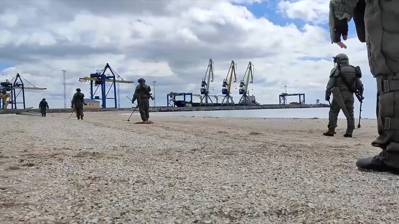 După ce a distrus orașul, Rusia anunță reluarea activităţii portului Mariupol sub patronajul său. / Foto: Profimedia