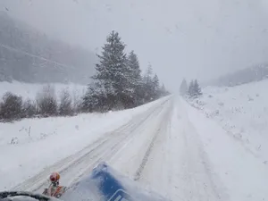 DN67C, închis între Novaci și Rânca din cauza viscolului/foto: captura tv