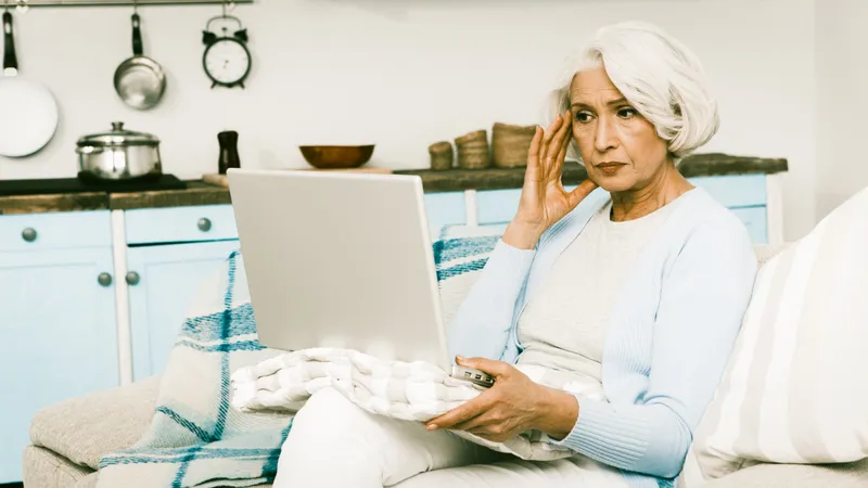 Pensionar verifică pensia pe computer - Foto: Freepik