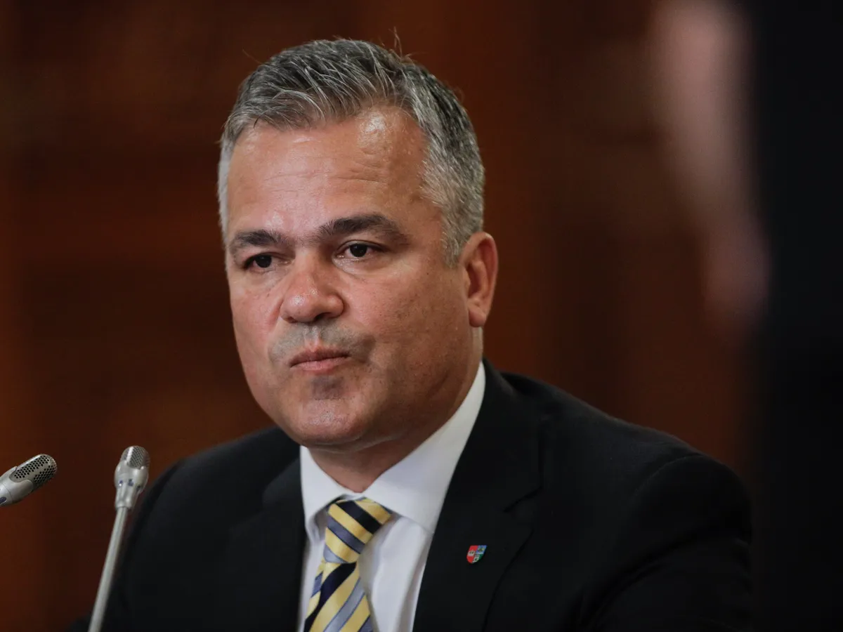 Universitatea făcută de premierul desemnat Adrian Veștea avea calificativ „neîncredere". Apoi, s-a desființat