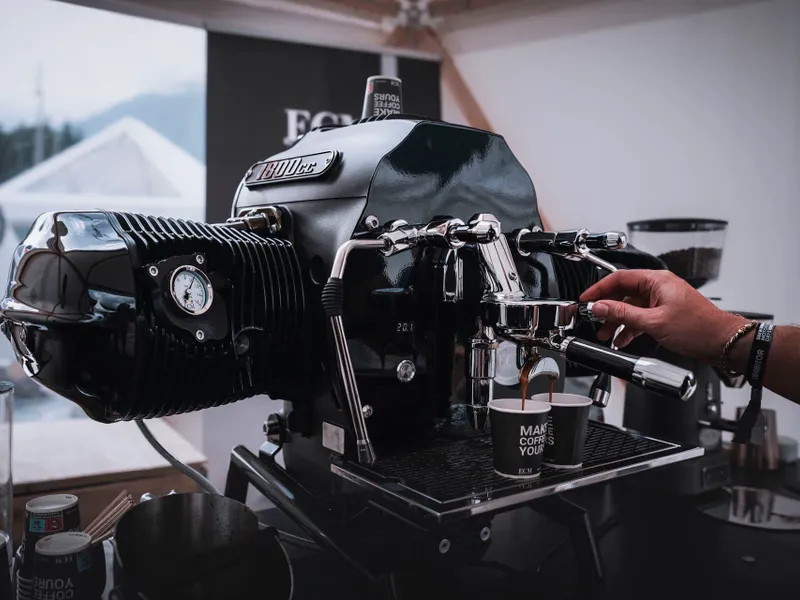 Cel mai spectaculos și mai de fițe espressor de cafea! Costă 10.000 $ și cântărește 140 kg - Foto: BMW