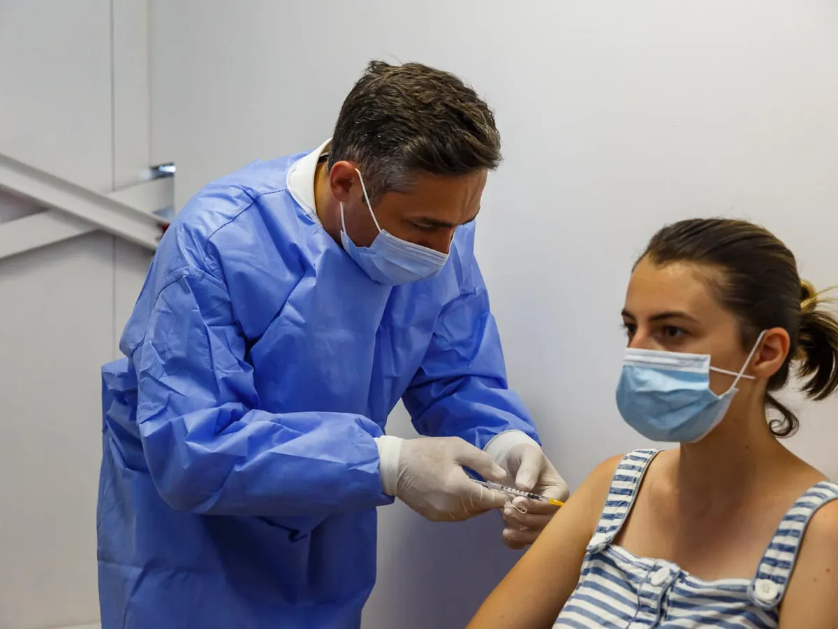 Avertismentul lui Gheorghiță: Creștere mare de îmbolnăviri de COVID la tinerii sub 40 de ani/FOTO: Facebook/RO Vaccinare