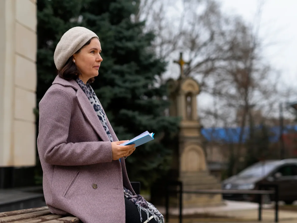 Femeie care se roagă - Foto: Freepik (Imagine cu rol ilustrativ)