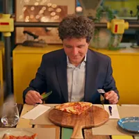 VIDEO Nicuşor Dan explică de ce nu are bani Primăria Generală, desfăcând în bucăţi o pizza - Foto: captură video Facebook/Nicuşor Dan