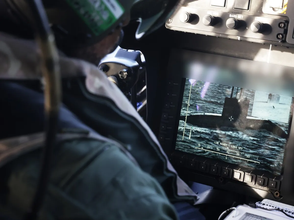 O navă de război britanică urmărește un submarin rusesc în timpul unei misiuni NATO - Foto: Profimedia Images