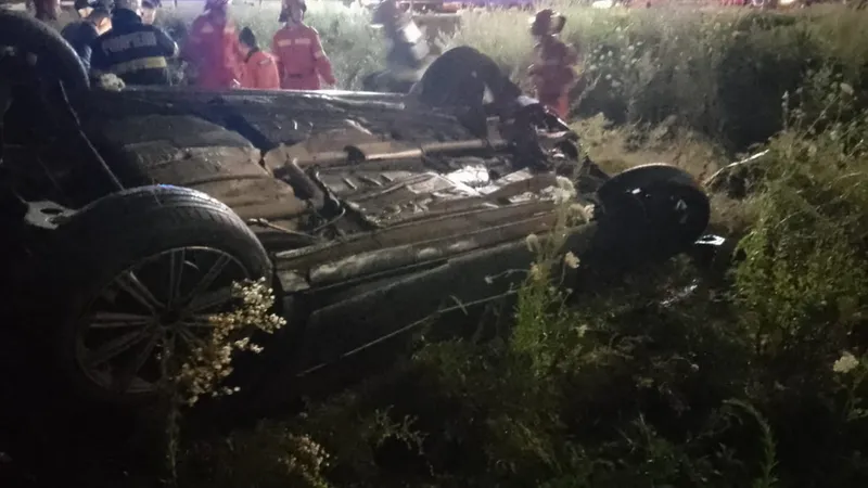Un bărbat s-a crezut șofer deși nu avea permis. A sărit cu mașina peste un giratoriu și a murit - Foto: presasm.ro