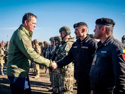 Ionuț Moșteanu și militari - Foto: FB