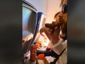 VIDEO Doi români au pus masa în avion: cârnați, brânză topită, roșii. Ce au făcut stewarzii? - Foto: TikTok