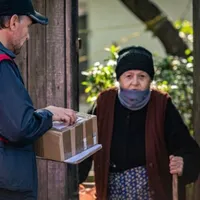 Un poștaș a furat peste 140.000 lei din banii pensionarilor și i-a jucat la păcănele. Ce metodă avea - Foto: Facebook/ Poșta Română/ Imagine cu caracter ilustrativ