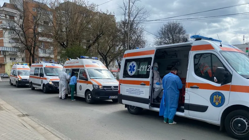 Coadă de ambulanțe cu pacienți COVID, la Spitalul Judeţean de Urgență Arad. / Foto: Facebook, Iustin Cionca