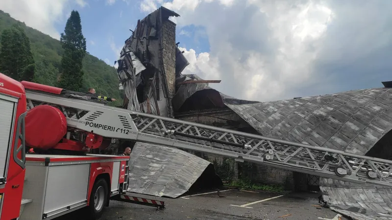 Dezastru la Sinaia după o furtună de 15 minute. Acoperișul gării, smuls de vânt. 4 răniți - Foto: Departamentul pentru Situații de Uregnță