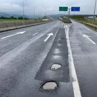 Gropi și surpări cotinue, pe Autostrada A10 Sebeș-Turda - Foto: DRDP Cluj