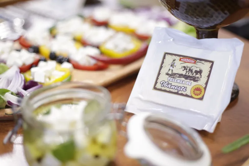 Degustare cu telemea de Ibăneşti şi salam de Sibiu, produse omologate, la Ministerul Agriculturii - Foto: INQUAM PHOTOS/Octav Ganea