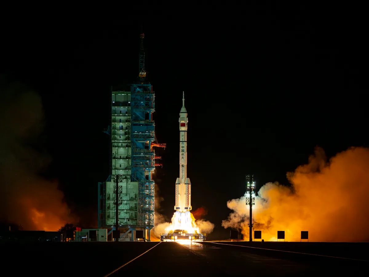 Trei astronauţi au ajuns la bordul staţiei spaţiale a Chinei