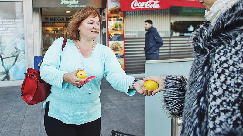 Ioana Uricaru a împărțit lămâi în București și invitații la film