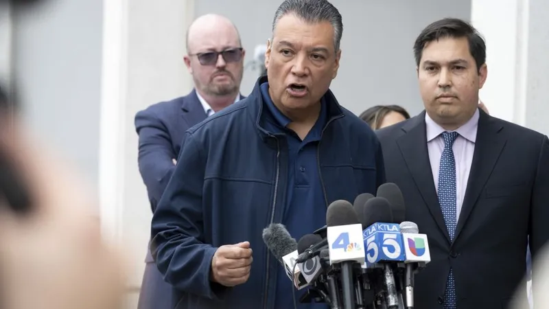 Senator Alex Padilla, dând declaraţii, după evenimentul de la conferinţa de presă a lui Kriisti Noem - Foto: Profimedia Images