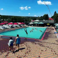 A sărit în piscină și a ajuns în comă - Foto: Facebook/Leon by the pool - Pădureni - cu rol ilustrativ