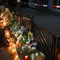 Flori şi lumânări la şcoala din cartierul belgrădean înstărit Vračar, din Belgrad -  Foto: Profimedia Images