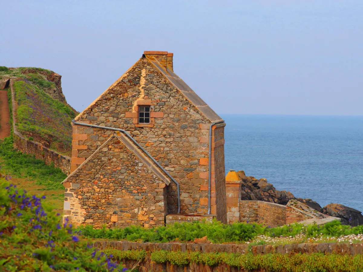 Un bărbat a cumpărat o casă cu 220.000 €. După 3 luni o demolează. Ce greșeală gravă a făcut ?