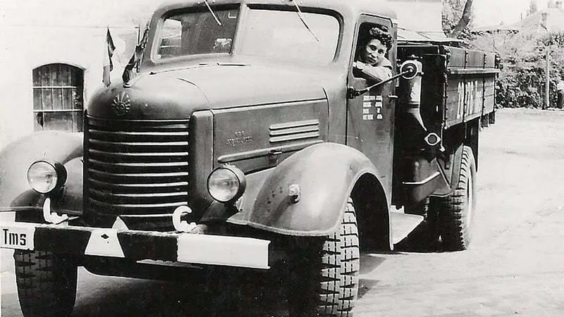 Cum era elogiat în presa comunistă primul camion românesc făcut în „Orașul lui Stalin”, în 1954 - Foto: brasovromania.net