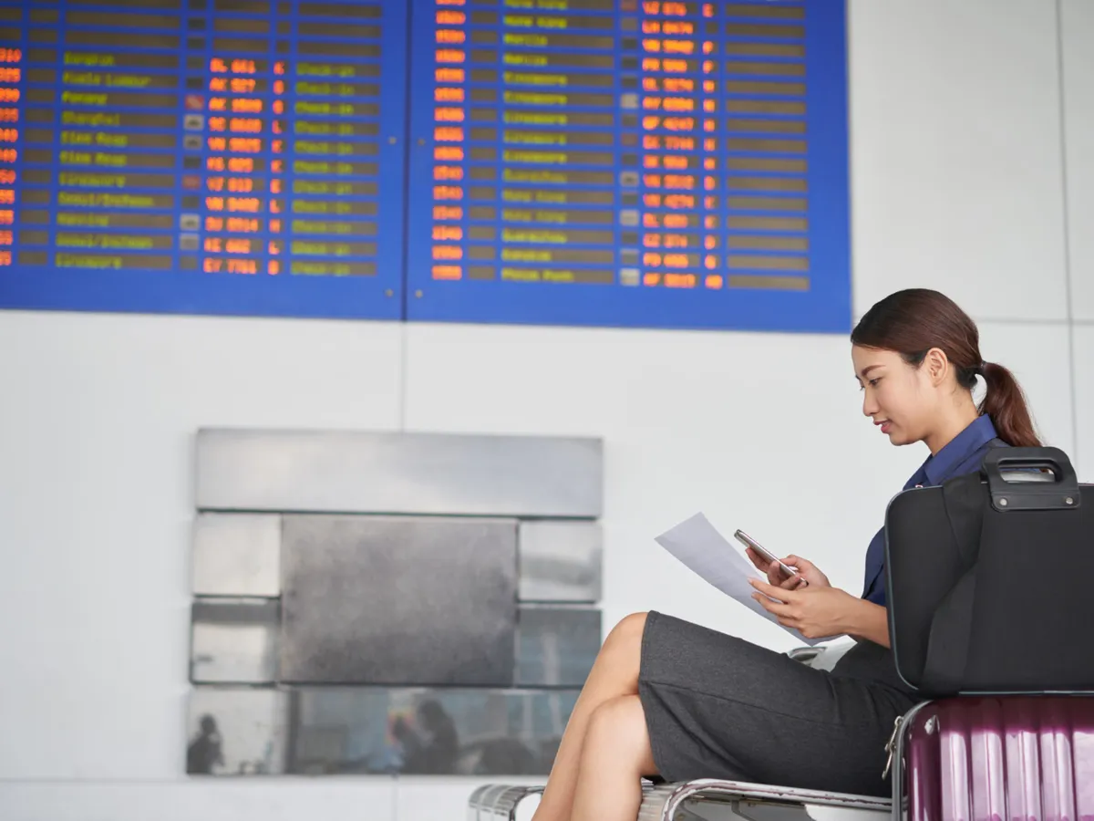 Femeie care stă în aeroport - Foto: Freepik (rol ilustrativ)