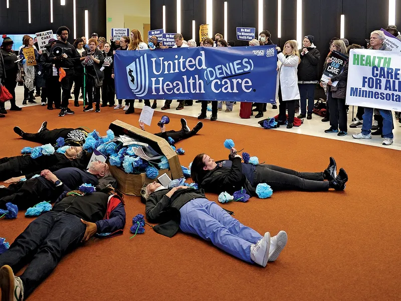 LUPTA PENTRU SĂNĂTATE Protest împotriva UnitedHealth Group cu privire la costurile asigurărilor și la refuzurile cererilor de despăgubire în aprilie, în Eden Prairie, Minnesota