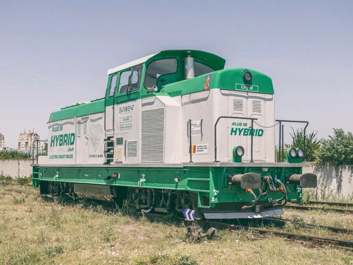 Cum arată prima locomotivă de manevră hybrid făcută în România. La bază are un model din 1960 - Foto: locomotivahibrid.ro