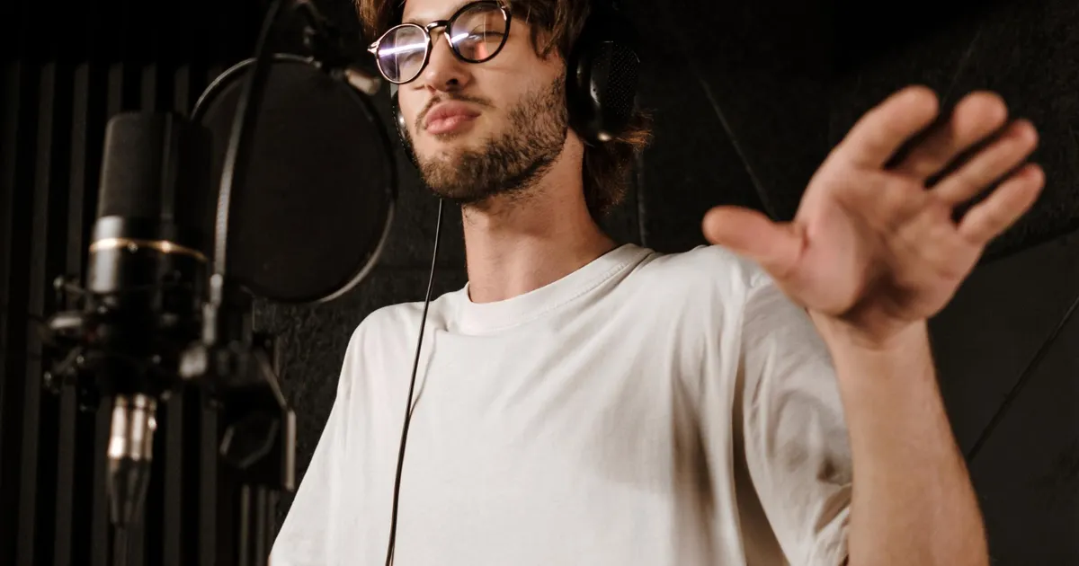 Versurile cântecelor devin din ce în ce mai simple și negative. De ce artiștii recurg doar la astfel de mesaje • Newsweek România