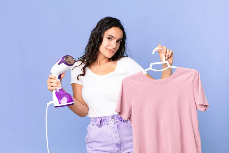 Persoană care calcă hainele - Foto: Freepik (Imagine cu rol ilustrativ)