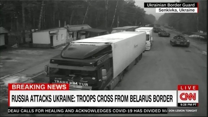 Rusia atacă din toate părțile: Trupe şi vehicule militare, filmate trecând din Belarus în Ucraina/FOTO: cnn.com