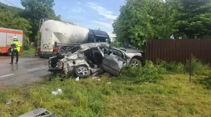 Un TIR a intrat pe contrasens și a strivit o mașină. Doi morți, o tânără de 18 ani rănită grav. / Foto: Info Trafic 24, Facebook