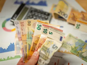 Evantai de bancnote euro - Foto: Pexels/Jakub Zerdzicki