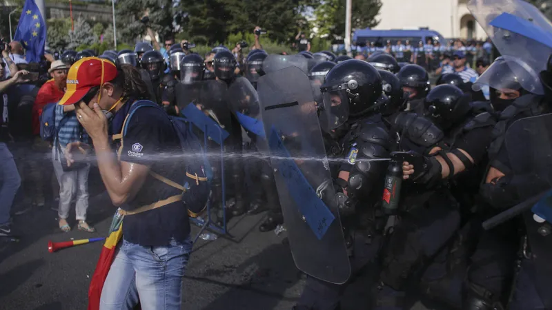 Gendarms used tear gas and pepper sprays. Foto Octav Ganea/Inquam Photos