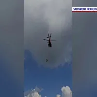 Un alpinist a fost recuperat cu elicopterul de pe versantul abrupt pe care îl escalada. A căzut 8 m Foto: Facebook/Salvamont Prahova