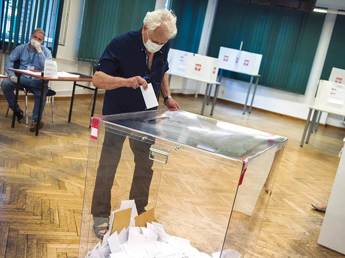 Cu masca la urne  Polonia a organizat alegeri prezidențiale în plină pandemie de coronavirus, cu măsuri specifice de protecție - Foto: Getty Images