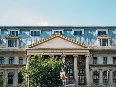 Candidații semnează pentru o Românie democratică și euroatlantică, la Universitatea București - Foto: unibuc.ro