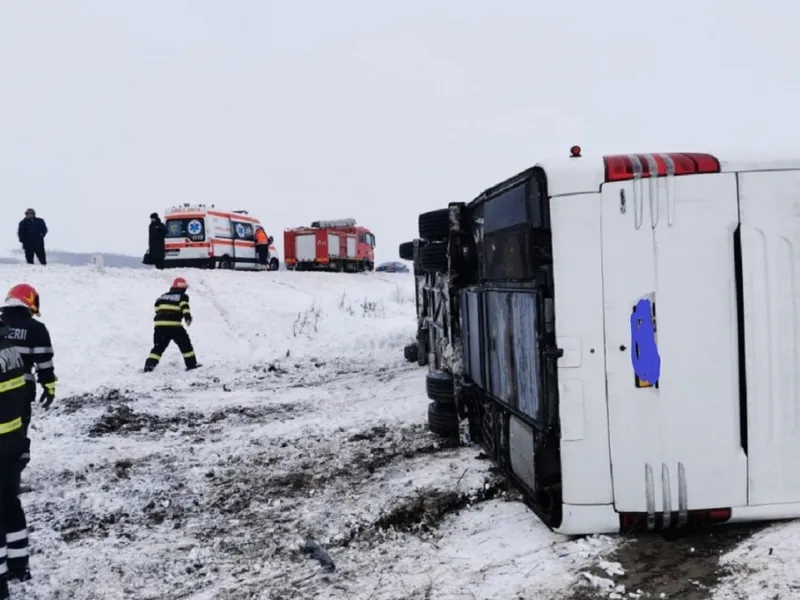 Un microbuz s-a răsturnat din cauza vântului puternic - Foto: viata-libera.ro