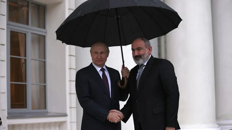 Vladimir Putin, sub aceeași umbrelă cu premierul armean Nicol Pashinyan la Soci, pe 31 octombrie 2022 Foto: profimediaimages.ro