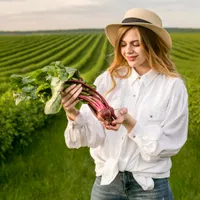 Tânără cultivatoare pe câmp - Foto: Freepik